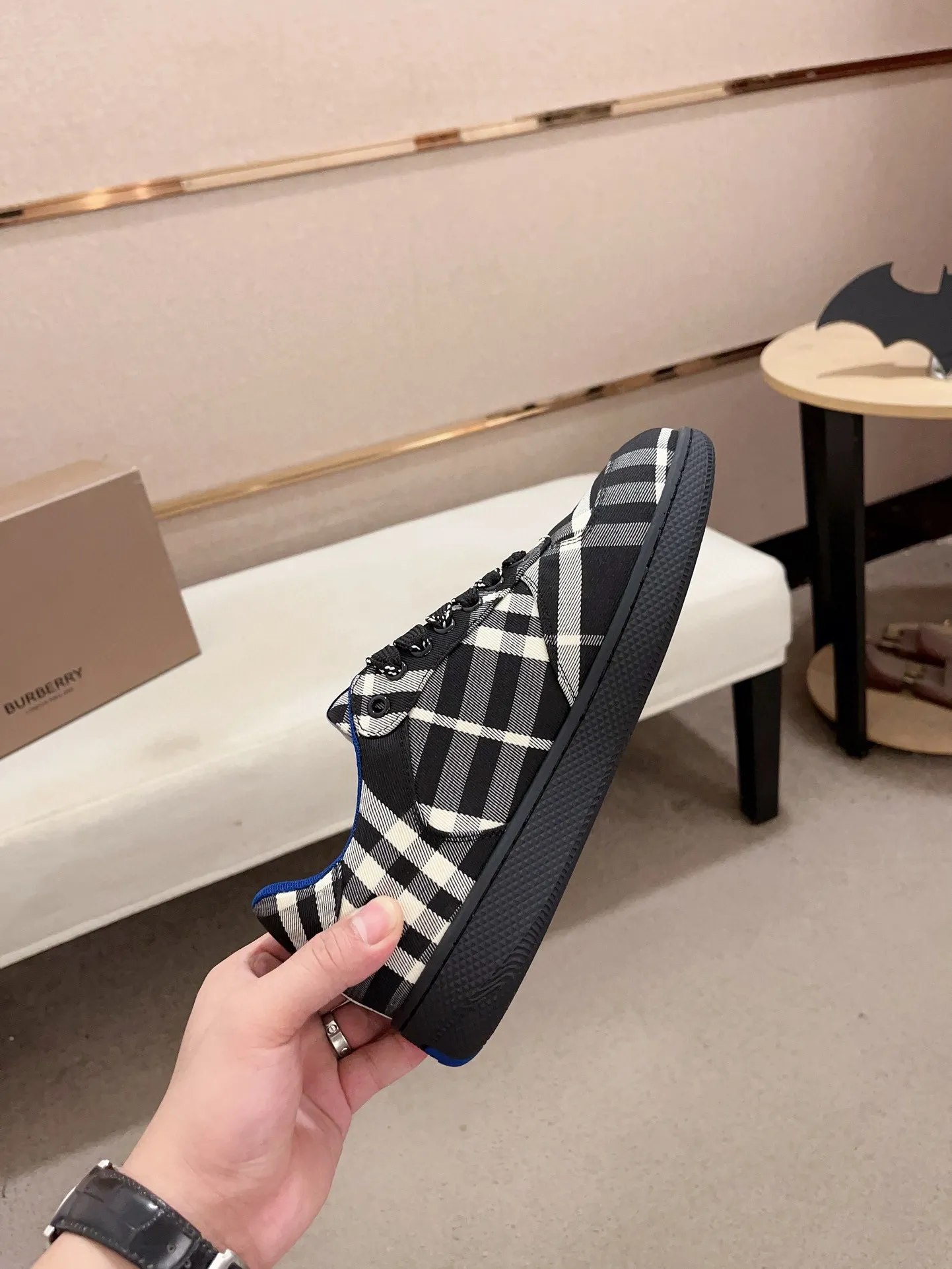 Men's shoes 💰: 560💰🇮🇹🇮🇹The counters are synchronized with Burberry's top purchasing agents🔍🔍Synchronized sales. Positive code number: 38-44. Italian imported cowhide, fully imported sheepskin lining, sole: original sole provided by the original factory, exclusive movable molded sole, super comfortable, original factory follow-up order, 🔍🔍high quality, you can enter and leave the counter at will, welcome to compare (45 yuan for customization, no return or exchange)